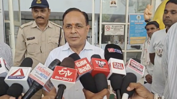 बुरहानपुर में आउटसोर्स कर्मचारियों का वेतन अटका, मजदूर संघ ने सौंपा ज्ञापन